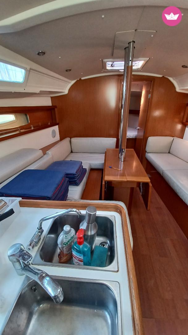 Hire Beneteau Oceanis 37