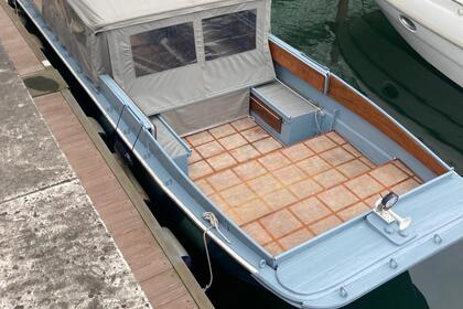 Charter Motorboat Boston Whaler Carolina Venice