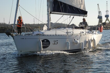 Hire Sailboat DUFOUR 36 Classic Courseulles-sur-Mer