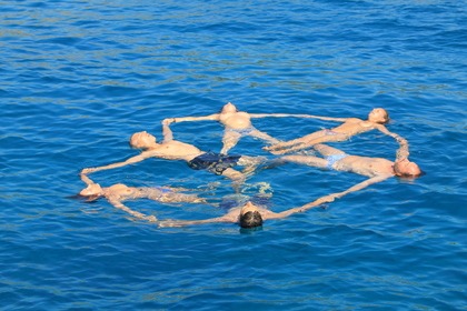 Wöchentliche Segelreisen rund um Menorca im Sommer
