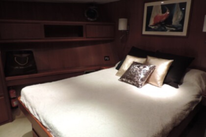 Luxo a bordo deste iate Trawler 2