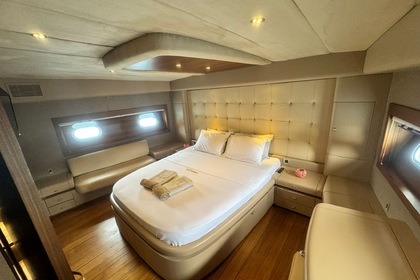 Luxury Motor yacht with a capacity of 10 people