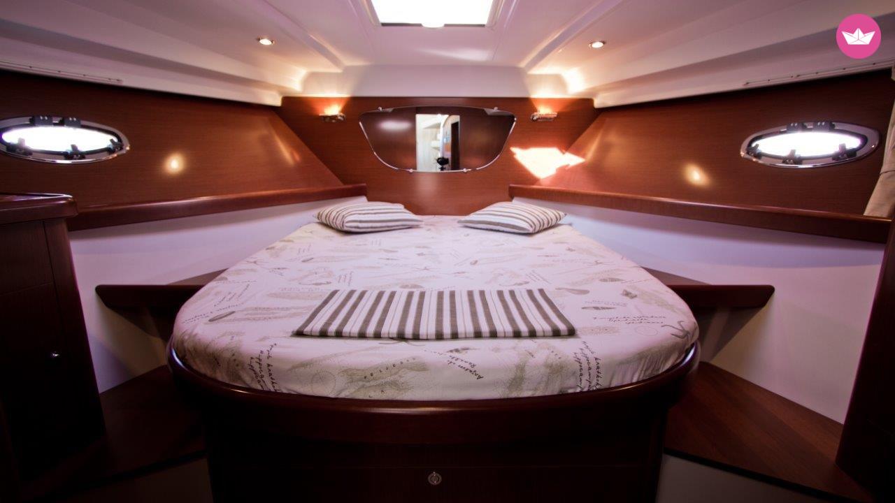 Charter Motorboat Beneteau Antares 36 Split