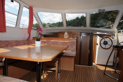 Rent this 42 Trio Prestige houseboat and get to kn