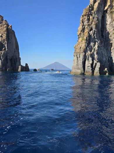 Îles Éoliennes Motorboat CRANCHI ZAFFIRO 32 alt tag text