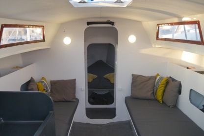 Location Voilier Jeanneau Poker Dinette La Ciotat