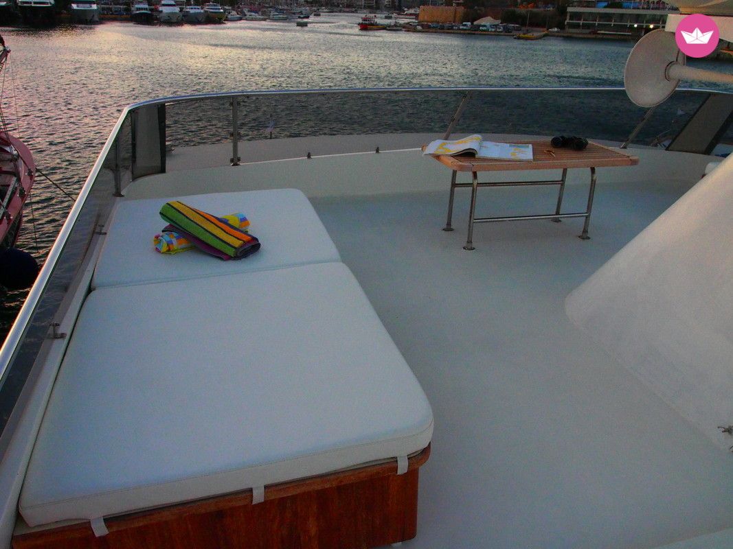 Motorboat Perama Shipyards 102 Elena for hire