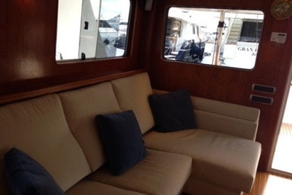 Luxo a bordo deste iate Trawler 2