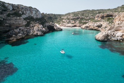 Vermietung ohne Führerschein, (Protender 4,70m) max. 6 Personen, Hafen von Cala Figuera.