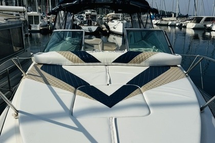 Enjoy between lake and mountains aboard our magnificent Bayliner 255!