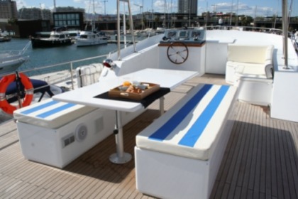 Luxo a bordo deste iate Trawler 2