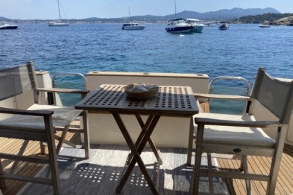 Vedette  luxueuse Fly bridge 12 m bi moteur