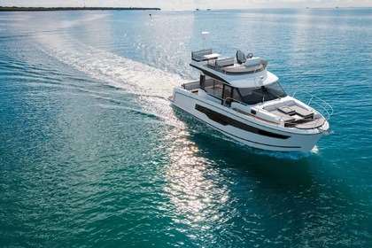 Hire Motorboat Jeanneau MERRY FISHER 1095 FLY Bormes-les-Mimosas