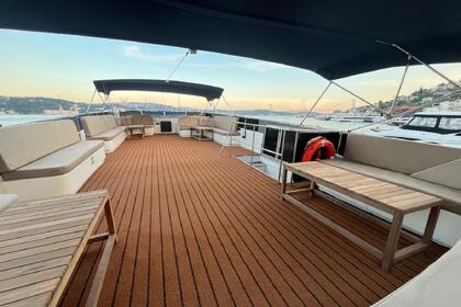 Istanbul Gold Standard: Private Luxury Yacht Rentals on the Bosphorus