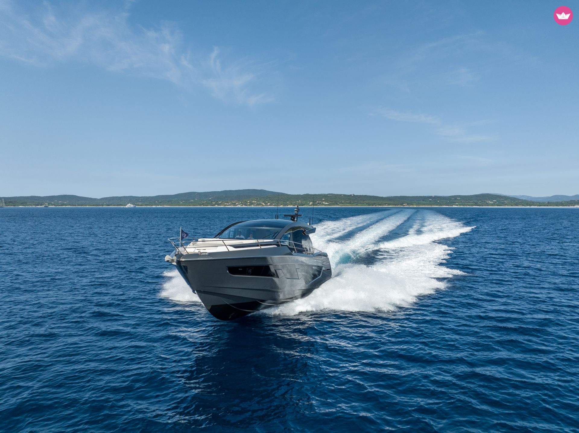 Bateau à moteur SUNSEEKER PREDATOR 65 2000cv 3