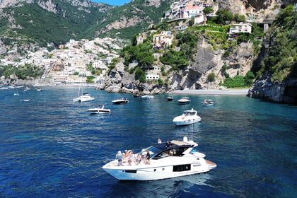 Cranchi M44 HT Uthyrning: Upplev Amalfikusten med stil