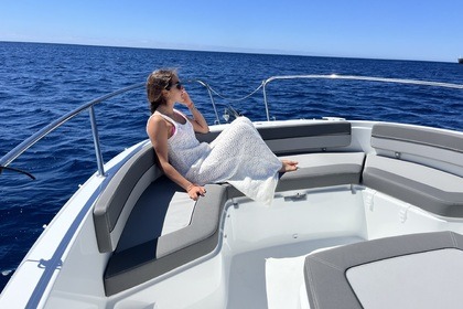 Disfruta del mar a bordo en la jeanneau cap camarat 9.0 wa