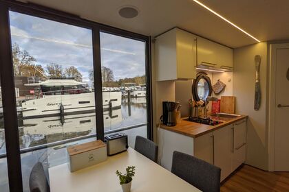 Rent this motorboat of 10 meter to reach the best