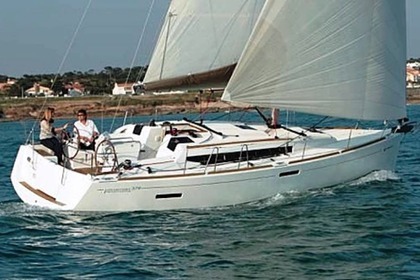 Charter Sailboat JEANNEAU 379 Sliema
