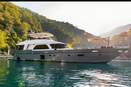 Charter Motorboat 88,5 Ft YAcht Wide & Comfortable Lounge Spaces Dubai