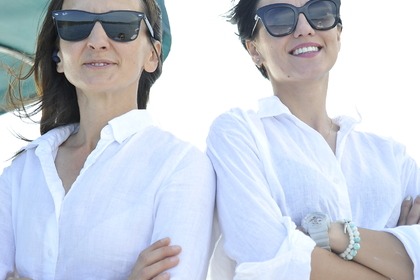 Sea Ray 240 Sundeck (The Wizard) with crew included