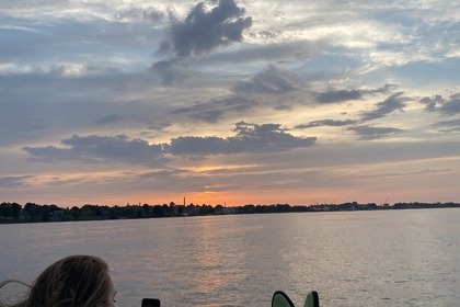 Cruise Riga in Style with the Bayliner 185!