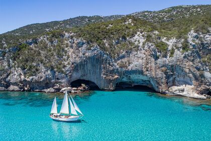 Alquiler Goleta Baglietto moto veliero Cala Gonone