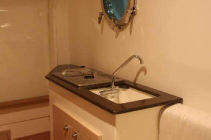 Passe férias inesquecíveis com este barco inflá