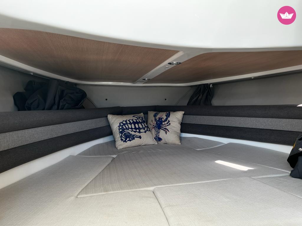 Bateau à moteur Saver 750 Walkaround 350cv 7