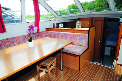 Rent this 42 Trio Prestige houseboat and get to kn