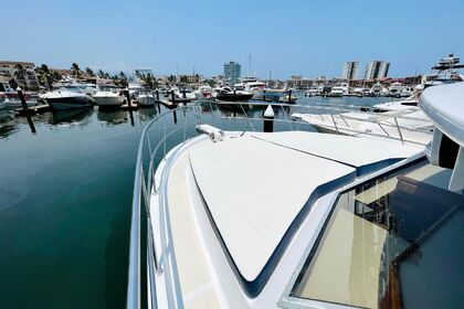 Lovely Flybridge Uniflite 42 power boat