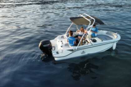 Hire Motorboat Bayliner M17 La Herradura