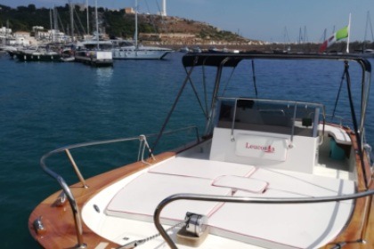 Hire Motorboat Cantiere Mileo Leucasia 28 Marina di Leuca