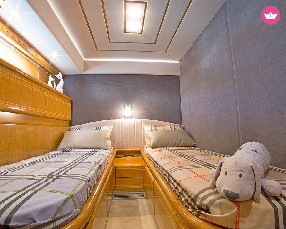 Motorboat Ferretti 75  