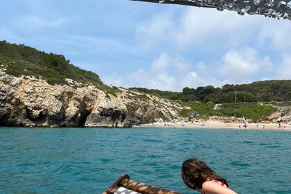 Navegue em um barco clássico de madeira pela Costa do Garraf – Skipper, combustível e extras incluídos