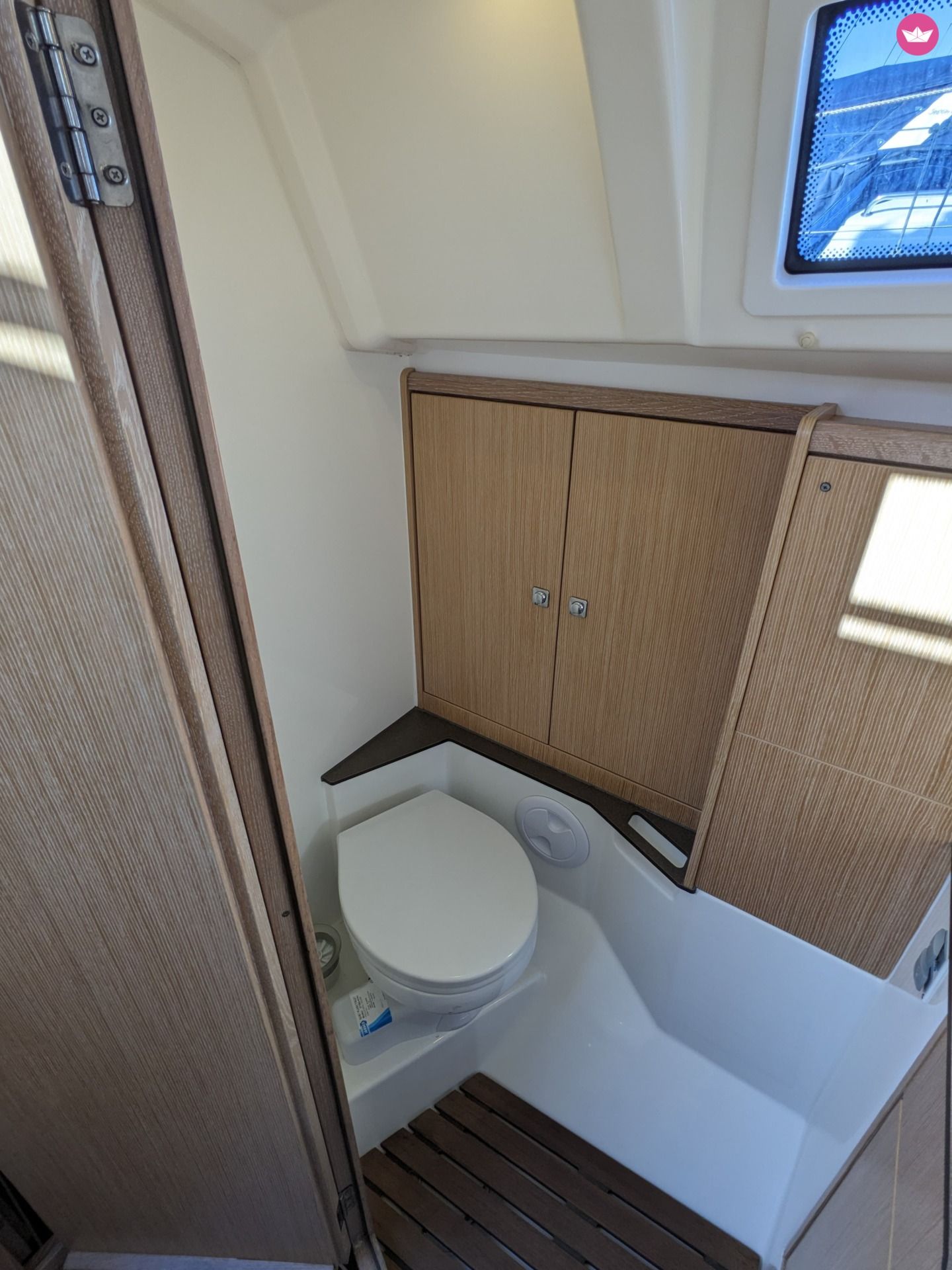 Charter Bavaria Cruiser 37