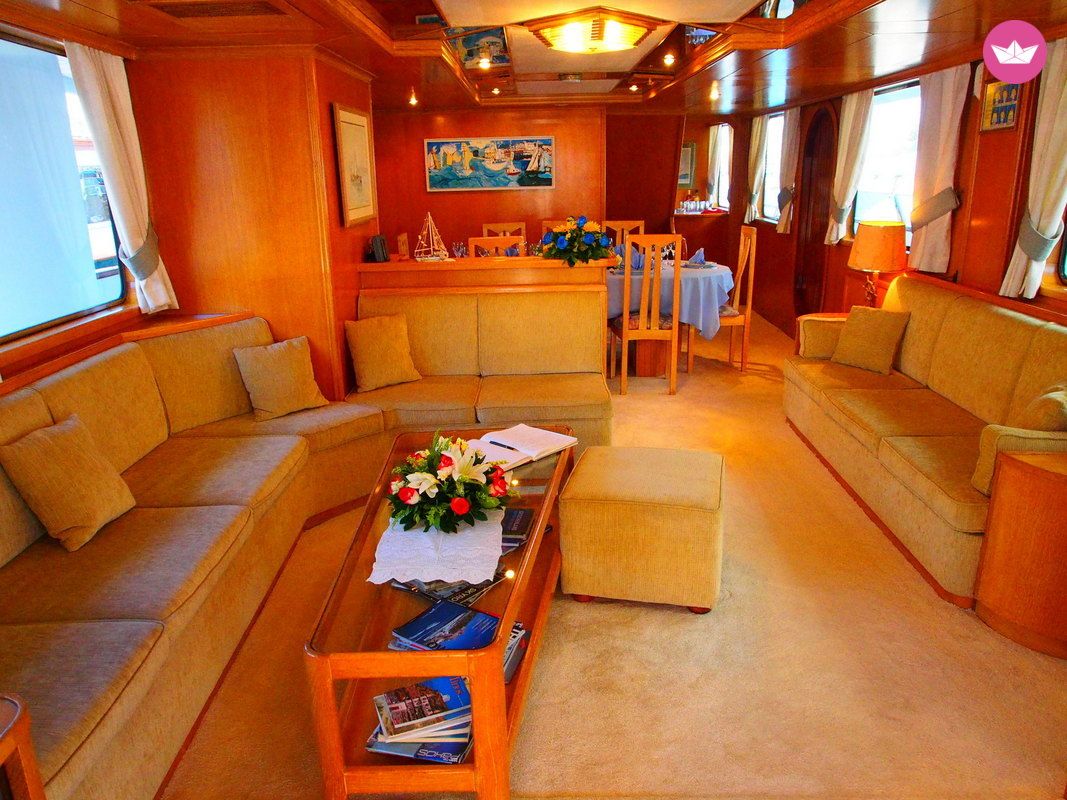 Charter Motorboat Perama Shipyards 102 Elena Athens