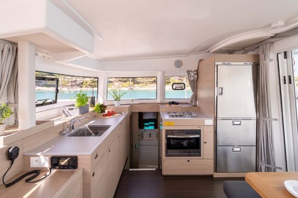 Charter Catamaran Lagoon-Bénéteau Lagoon 38 - 4 + 2 cab. Šibenik