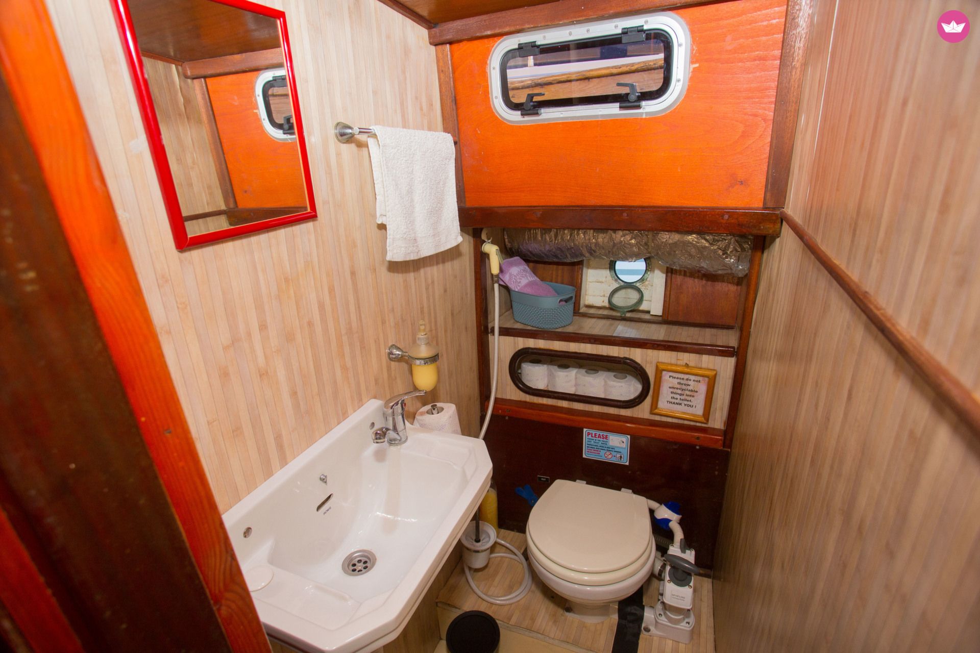 Motorboat Traitional Croatian Boat Leut Vagabundo for hire