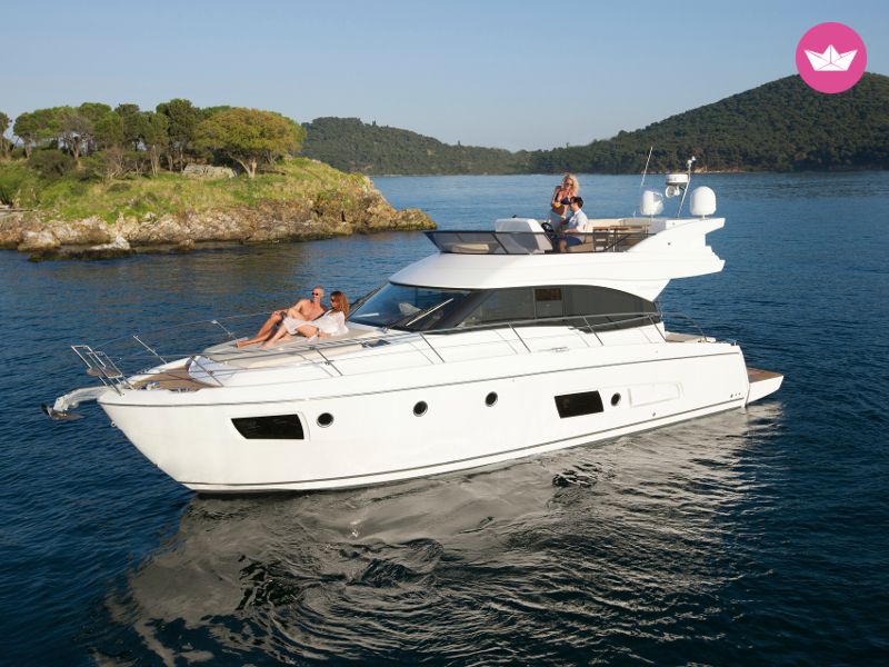 Motorboat Bavaria Virtess 420 Fly for hire