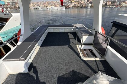 Comfortable yacht tour