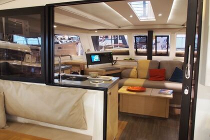 Hyra båt Katamaran Fountaine Pajot Lucia Nice