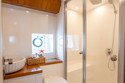 Luxury motor yacht with a capacity of 4 people