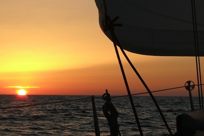 Wöchentliche Segelreisen rund um Menorca im Sommer