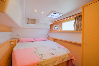 Lagoon 450F Catamaran with a capacity of 6 people