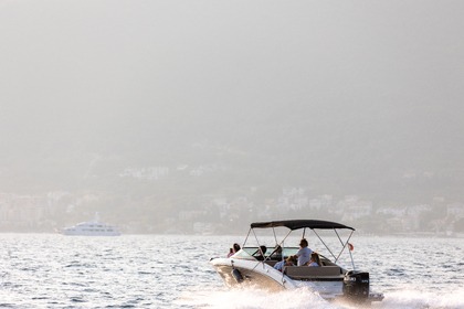 Sea Ray SPX 210 (2024) – Premium Day Cruiser in Boka Bay