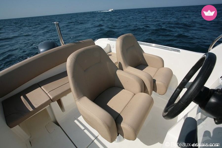Bateau à moteur JEANNEAU CAP CAMARAT 6.5 150cv 3