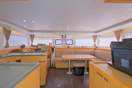 Lagoon 450F Catamaran with a capacity of 6 people