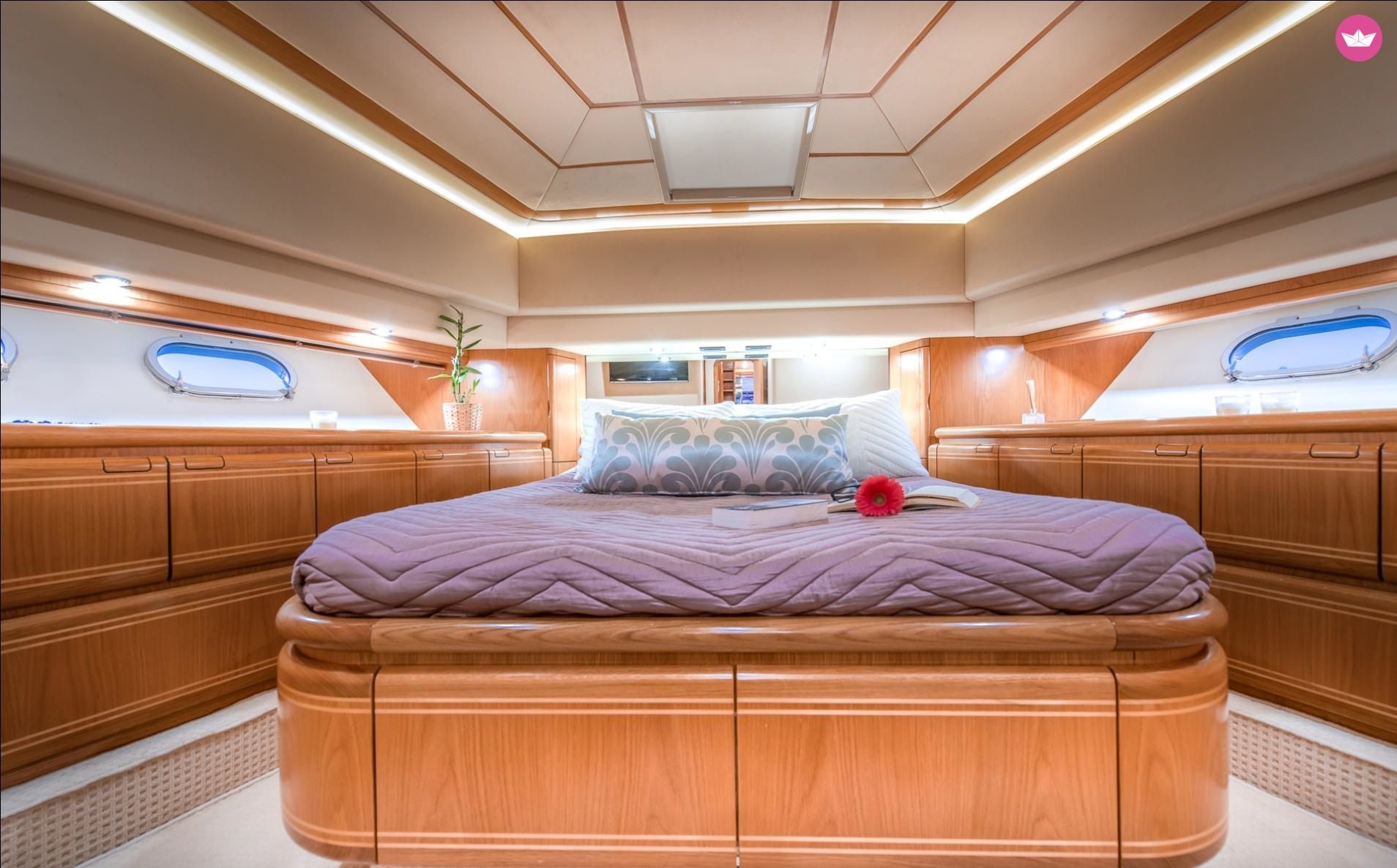 Charter Motorboat Ferretti 75 Athens