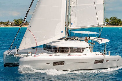 Hire Catamaran Lagoon-Bénéteau Lagoon 42 - 4 cab. Ca'n Pastilla